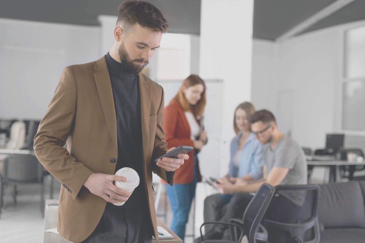 Profesionales intercambiando ideas durante networking